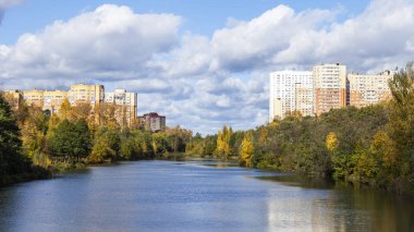 Pushkino, Rusya, 20 Ekim 2016. Sonbahar kentsel görünümü. Multystoried Serebryanka Nehri kıyısında evler
