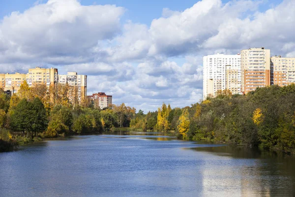 Pushkino, Rusko, 20. října 2016. Podzimní pohled na městskou. Multystoried domy na břehu řeky Serebrjanka — Stock fotografie