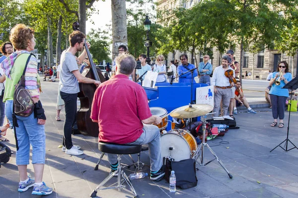 Parijs, Frankrijk, op 10 juli 2016. Fans van de muzikanten spelen onder de blote hemel op het gebied van de Republiek. — Stockfoto