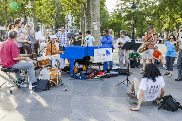 PARIS, FRANÇA, em 10 de julho de 2016. Os fãs de músicos tocam sob o céu aberto na Área da República . — Fotografia de Stock