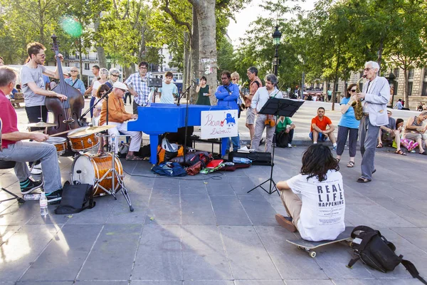 París, Francia, el 10 de julio de 2016. Músicos fans juegan bajo el cielo abierto en el Área de la República . — Foto de Stock