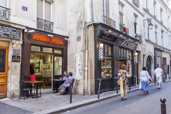 PARIS, FRANCE, le 9 juillet 2016. La rue typique de la ville avec bâtiment historique . — Photo