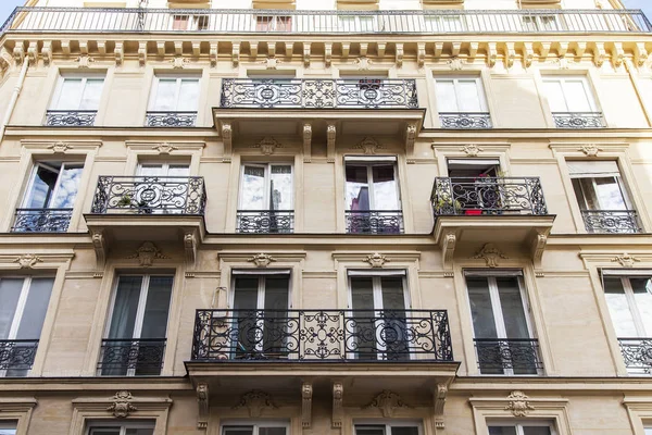 PARIS, FRANCE, le 10 juillet 2016. Architecture typique de la ville. Fragment de façade — Photo