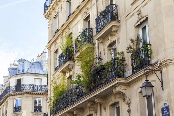 París, Francia, el 10 de julio de 2016. Arquitectura típica de la ciudad. Fragmento de fachada del edificio — Foto de Stock