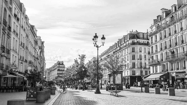 PARIS, FRANÇA, em 9 de julho de 2016. A típica rua da cidade com edifício histórico . — Fotografia de Stock