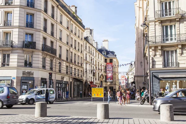 PARIS, FRANCE, le 9 juillet 2016. La rue typique de la ville avec bâtiment historique . — Photo
