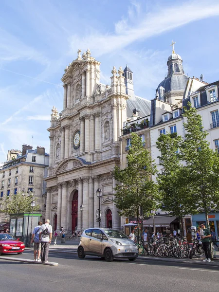 Париж, Франция, 9 июля 2016 г. Типичная улица с историческим зданием . — стоковое фото