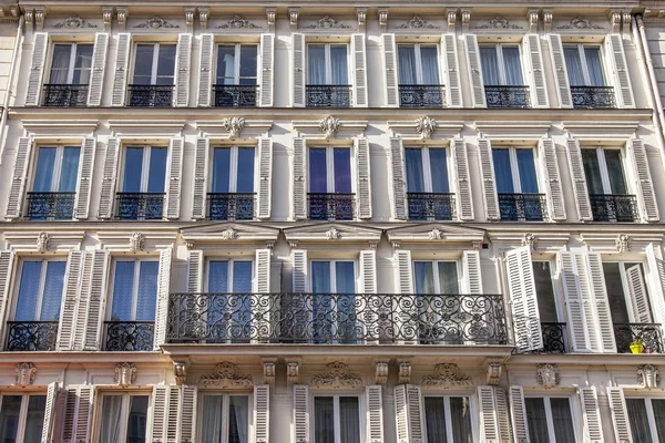パリ、フランス、2016 年 7 月 10 日に。典型的な都市建築。建物のファサードのフラグメント — ストック写真