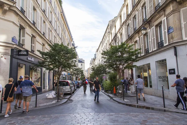Париж, Франція, на 9 липня 2016. Типовий міській вулиці з історичної будівлі. — стокове фото