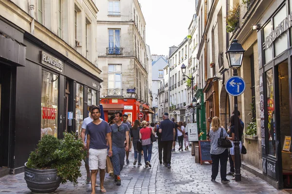 Παρίσι, Γαλλία, στις 9 Ιουλίου 2016. Το τυπικό αστικό δρόμο με ιστορικό κτίριο. — Φωτογραφία Αρχείου
