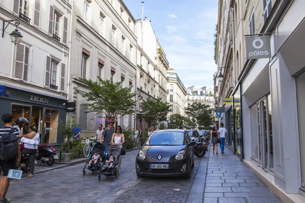 PARIS, FRANCE, le 9 juillet 2016. La rue typique de la ville avec bâtiment historique . — Photo