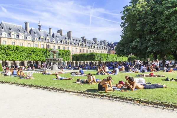 PARIS, FRANCE, on JULY 10, 2016. Urban view. Citizens and tourists have a rest in the square on Place des Vosges — Stock Photo, Image