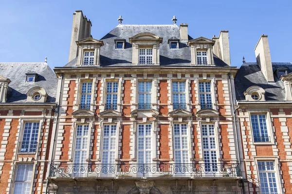 PARIS, FRANCE, on JULY 10, 2016. An architectural fragment of the building on Place des Vosges — Stock Photo, Image