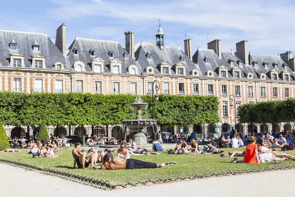 PARIS, FRANCE, on JULY 10, 2016. Urban view. Citizens and tourists have a rest in the square on Place des Vosges — Stock Photo, Image