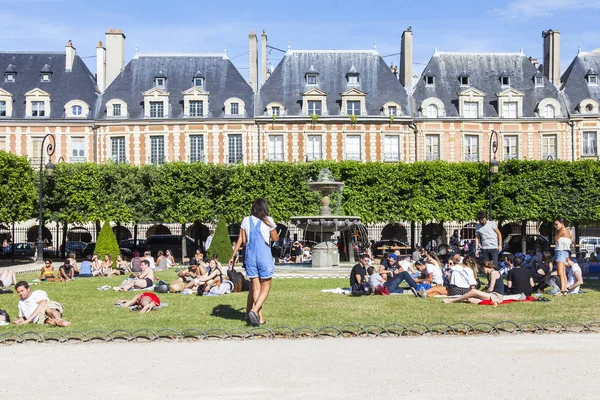 PARIS, FRANCE, on JULY 10, 2016. Urban view. Citizens and tourists have a rest in the square on Place des Vosges — Stock Photo, Image