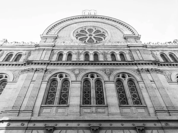 PARIS, FRANÇA, em 9 de julho de 2016. A típica rua da cidade com edifício histórico — Fotografia de Stock