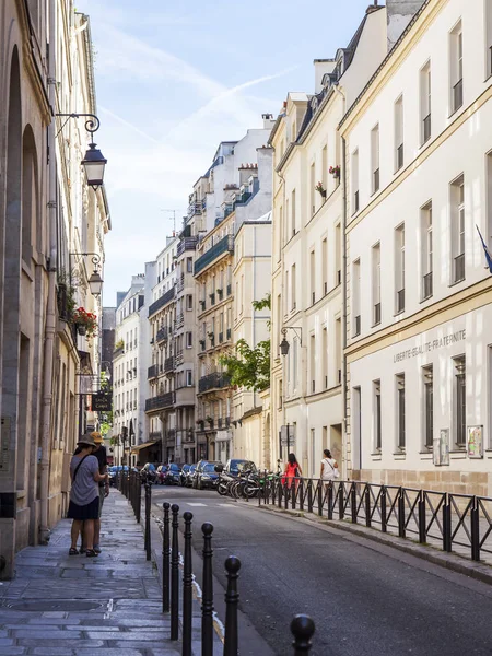 PARÍS, FRANCIA, 9 de julio de 2016. La típica calle de la ciudad con edificio histórico . — Foto de Stock