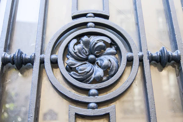 PARIS, FRANÇA, em 10 de julho de 2016. Arquitetura típica da cidade. Fragmento da fachada do edifício, porta de entrada — Fotografia de Stock