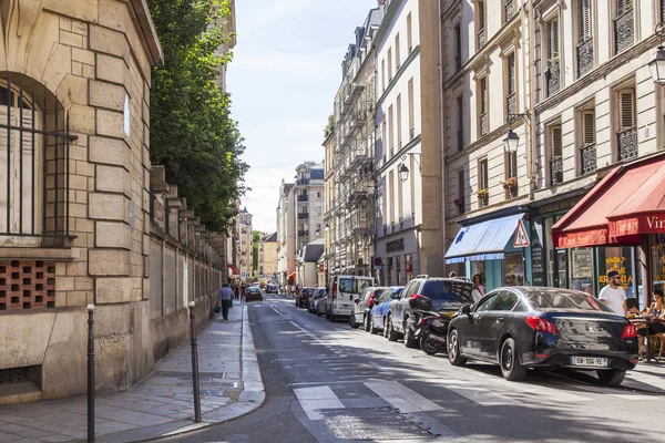 PARIGI, FRANCIA, il 9 LUGLIO 2016. La tipica strada cittadina con edificio storico . — Foto Stock