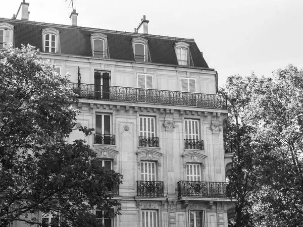 PARIS, FRANCE, on JULY 10, 2016. Typical city architecture. Building facade fragment — Stock Photo, Image