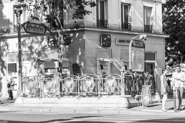 PARIS, FRANCE, on JULY 10, 2016. A typical urban view around historical building. Entrance to the subway — Stock Photo, Image