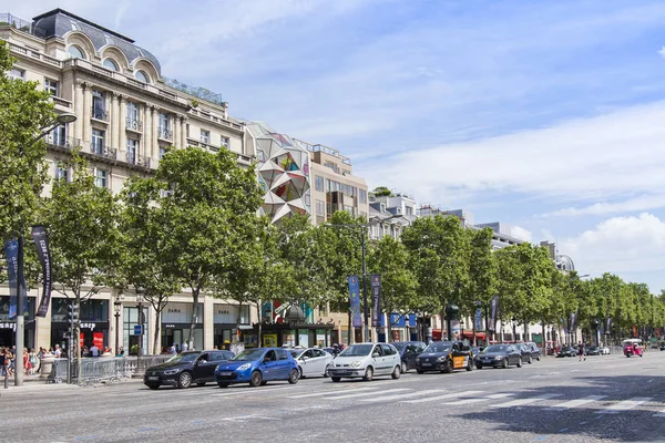 PARÍS, FRANCIA, 9 de julio de 2016. Los Campos Elíseos - una de las principales ciudades troncales, símbolo de París — Foto de Stock