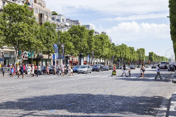 PARIGI, FRANCIA, il 9 LUGLIO 2016. The Champs Elyse - una delle reti principali della città, simbolo di Parigi — Foto Stock