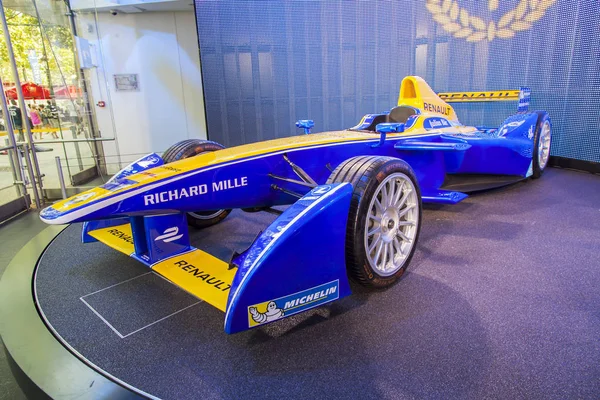 PARIS, FRANCE, on JULY 9, 2016. The historical Renault car in the trading floor of branded shop — Stock Photo, Image