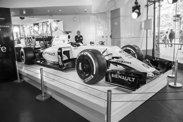 PARÍS, FRANCIA, 9 de julio de 2016. El coche histórico Renault en el piso comercial de la tienda de marca —  Fotos de Stock