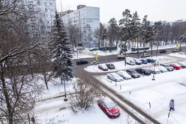 ПУШКИНО, РОССИЯ, 15 ноября 2016 года. Вид на дом из окна на заснеженную улицу и парковку . — стоковое фото