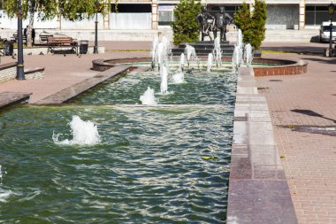 Pushkino, Rusya, üzerinde 25 Şubat 2017. Art arda fountain şehir merkezinde