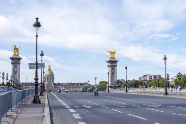 Paris, Fransa, üzerinde 10 Temmuz 2016. Alexander III Köprüsü - bir şehrin ana manzaraları.