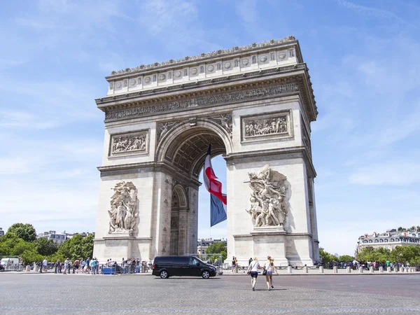 PARIS, FRANCE, on JULY 10, 2016. Charles de Gaulle Square, Triumphal arch — Stock Photo, Image