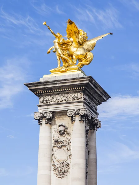 PARIS, FRANÇA, em 10 de julho de 2016. Detalhes arquitetônicos de um cenário de Alexander III Bridge — Fotografia de Stock