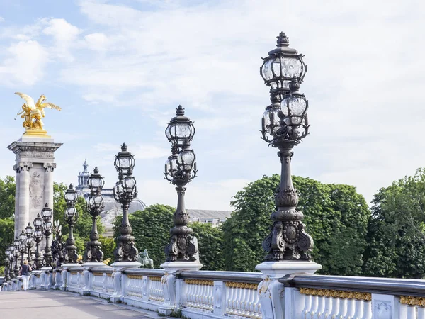 París, Francia, el 10 de julio de 2016. Los detalles arquitectónicos de la decoración del Puente Alejandro III. Hermosa farola —  Fotos de Stock