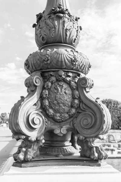 PARIS, FRANCE, on JULY 10, 2016. Architectural details of a decor of Alexander III Bridge — Stock Photo, Image