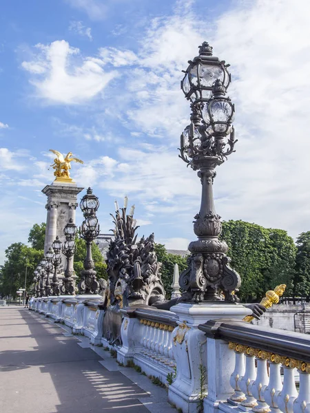 Paris, Frankrike, den 10 juli 2016. Arkitektoniska Detaljer för inredning i Alexander Iii bron. Vacker lyktstolpe — Stockfoto