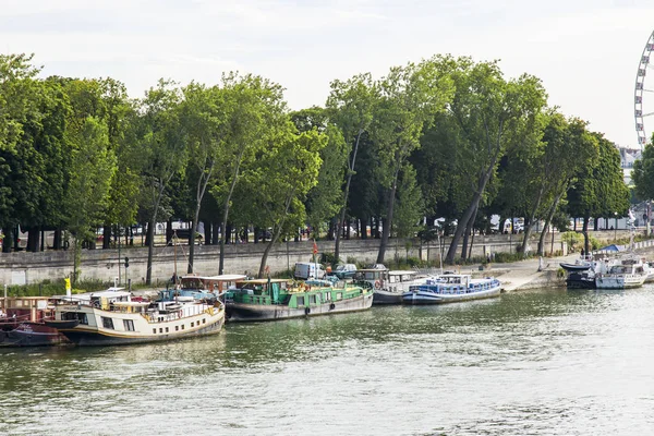 Paříž, Francie, 10. července 2016. Pohled na řeku Seinu. Čluny jsou ukotveny na pobřeží — Stock fotografie