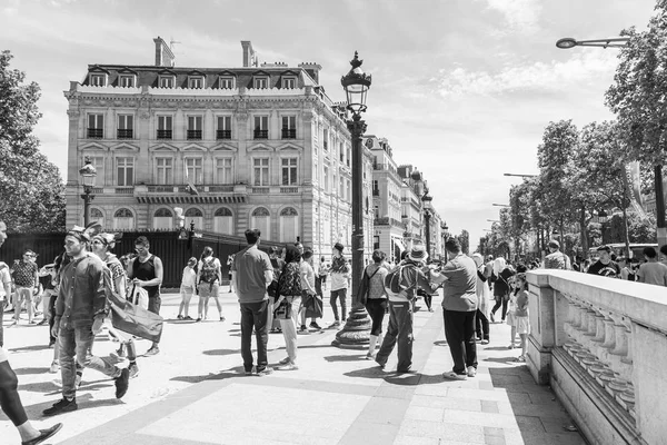 PARIS, FRANÇA, em 10 de julho de 2016. Champs Elyse, uma das principais ruas da cidade. Cidadãos e turistas caminham — Fotografia de Stock