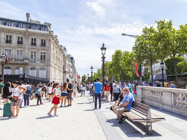 París, Francia, el 10 de julio de 2016. Champs Elyse, una de las principales calles de la ciudad. Ciudadanos y turistas caminan — Foto de Stock