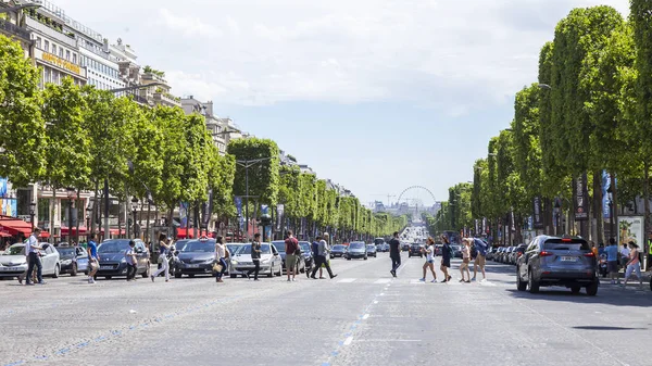 PARIS, FRANCE, le 10 juillet 2016. Champs Elyse, l'une des principales rues de la ville. Citoyens et touristes marchent — Photo