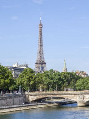 Paris, Fransa, üzerinde 10 Temmuz 2016. Seine Nehri, dolgu ve Eyfel Kulesi uzaktan görünümü