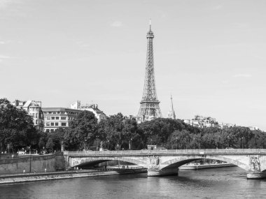 Paris, Fransa, üzerinde 10 Temmuz 2016. Seine Nehri, dolgu ve Eyfel Kulesi uzaktan görünümü