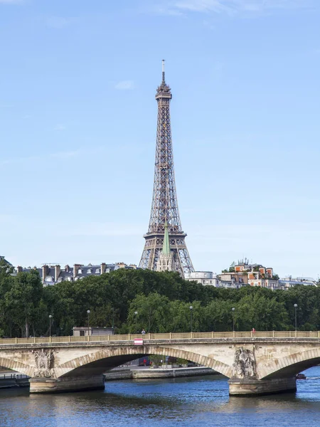 PARIS, FRANÇA, em 10 de julho de 2016. Vista do rio Sena, aterro e Torre Eiffel à distância — Fotografia de Stock