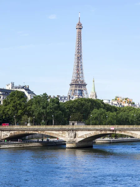 PARIS, FRANÇA, em 10 de julho de 2016. Vista do rio Sena, aterro e Torre Eiffel à distância — Fotografia de Stock