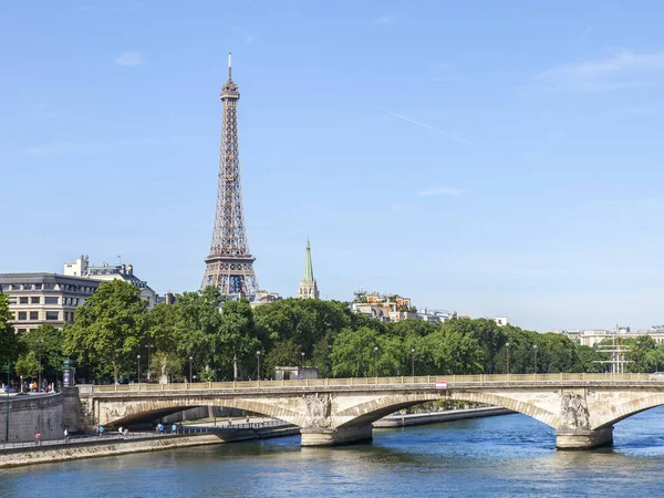 PARIS, FRANÇA, em 10 de julho de 2016. Vista do rio Sena, aterro e Torre Eiffel à distância — Fotografia de Stock