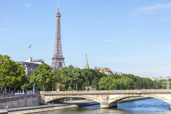 Париж, Франція, на 10 липня 2016. Вид річки Сени, набережна та Ейфелевої вежі на відстані — стокове фото
