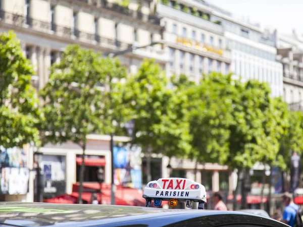 Paris, Frankrike, 9 juli 2016. Parisisk taxi mot bakgrund av typiska staden arkitektur — Stockfoto