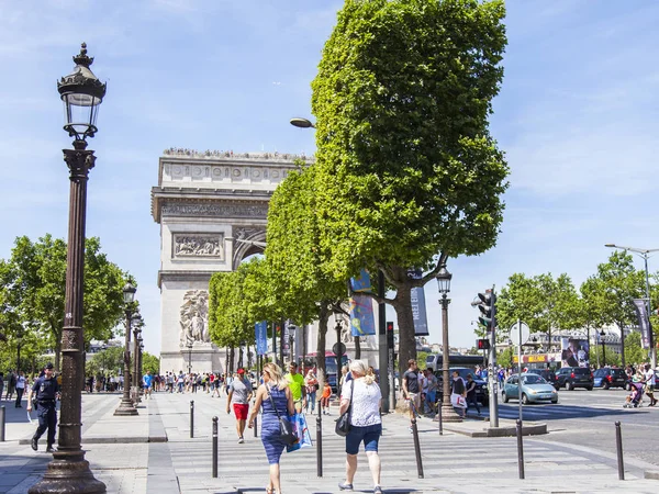 巴黎，法国，在 2016 年 7 月 10 日。香榭丽舍大街萧恩，主要城市的街道之一。市民和游客步行 — 图库照片