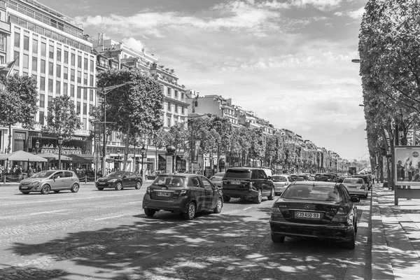 PARIGI, FRANCIA, il 10 LUGLIO 2016 Champs Elyse, una delle strade principali della città. Cittadini e turisti a piedi — Foto Stock